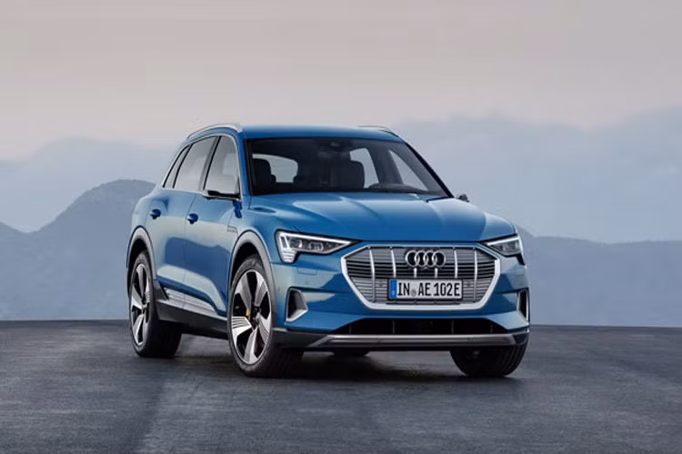 Theo đó, khách hàng tại Anh có thể đặt mua chiếc xe ôtô điện Audi e-tron Launch Edition của Audi trong tháng tới với giá khởi điểm 104.710 USD (khoảng hơn 2,4 tỷ đồng).
