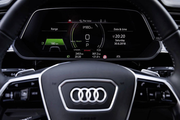 Rất nhiều nút bấm truyền thống đã biến mất, được tích hợp vào hai màn hình cảm ứng độ phân giải HD.