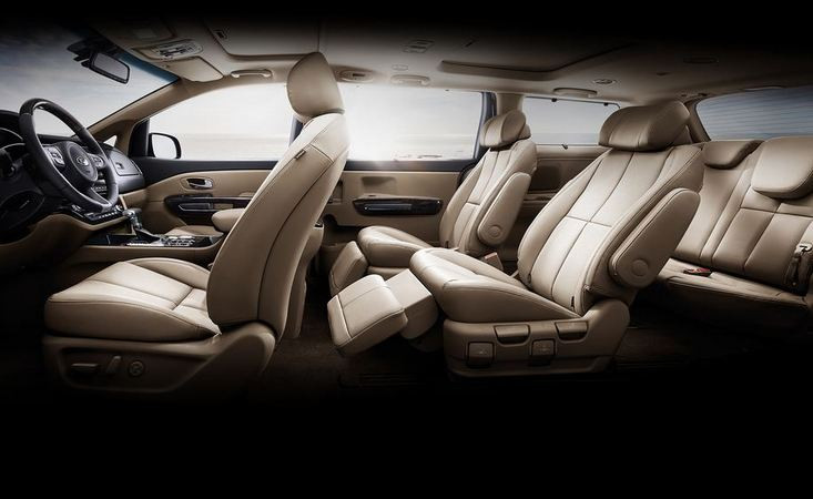 Bản nâng cấp lần này nhà sản xuất đưa ra nhiều cấu hình chỗ ngồi từ 7 – 11 chỗ cho người tiêu dùng thoải mái lựa chọn. Một số tiện nghi được bổ sung thêm như sạc điện thoại không dây, nút chỉnh điện ghế phụ dành cho tài xế, hệ thống giải trí màn hình cảm ứng UVO 3.0 có chức năng nhận dạng giọng nói, âm thanh Krell, phanh tay điện tử với tính năng Autohold, camera 360 độ, ổ cắm điện 220V,…