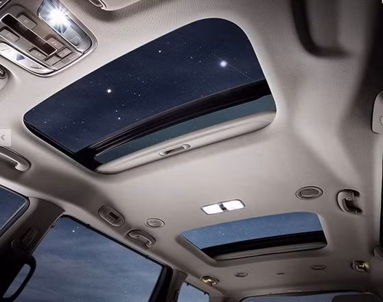 Thiết kế tinh tế với cửa sổ trời thoáng mát.