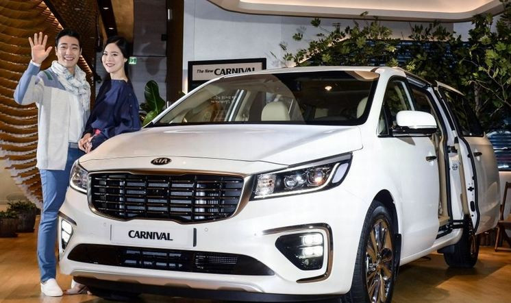 Thiết kế xe có phần sắc sảo hơn nhiều so với các phiên bản trước đó. Đặc biệt là phần lưới tản nhiệt, đèn sương mù được thiết kế mới hoàn toàn. Bên cạnh đó, phiên bản cao cấp lần này sử dụng 4 bóng LED nhỏ, trong khi bản thấp hơn dùng một bóng pha LED sắc nét hơn.