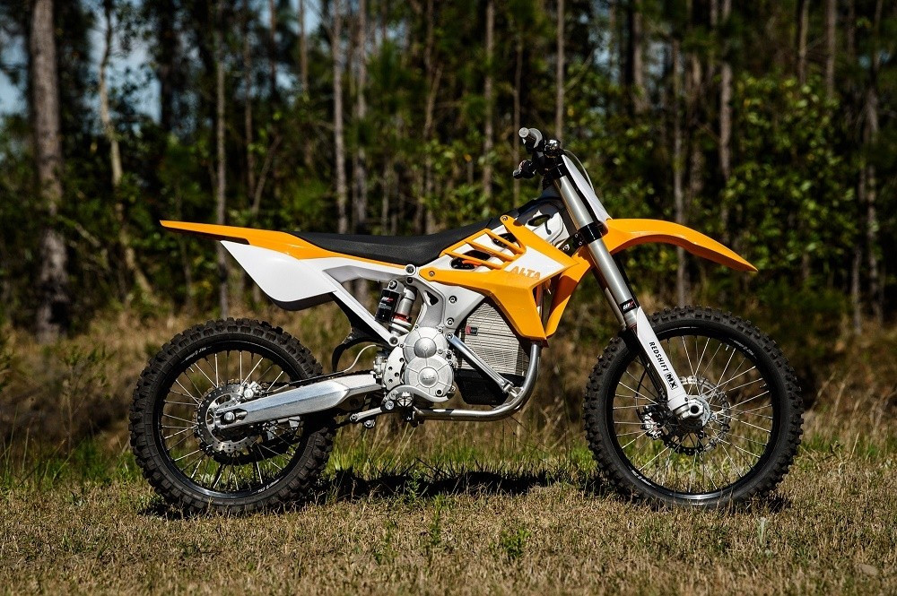 Alta Motors Redshift MX có giá khởi điểm 14.995 USD (khoảng 340 triệu đồng) Xe sử dụng pin lithium-ion chống nước, cung cấp điện trong hai giờ chạy và không cần thay dầu.