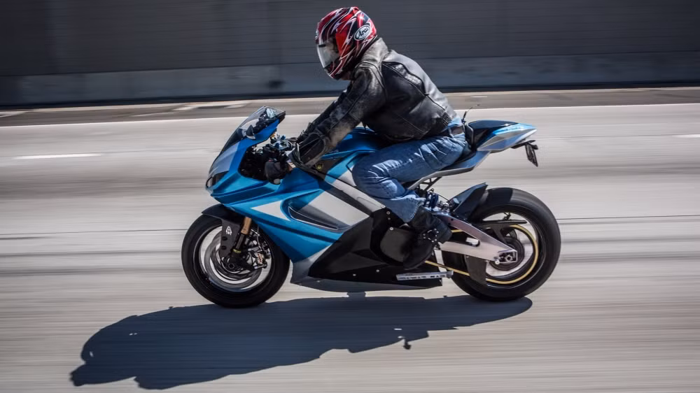 Lightning Motorcycle's LS 218 là mẫu xe môtô chạy điện không hộp số. Xe trang bị một động cơ điện, bộ điều khiển và ắc-quy với sức mạnh lên tới 200 mã lực và mô-men xoắn 228 Nm. LS-218 vượt quãng đường 161 km với một lần sạc. Để sạc tiếp, xe chỉ cần dùng ổ cắm thông thường trong 120 phút hoặc có thể sạc nhanh trong chưa tới 30 phút.