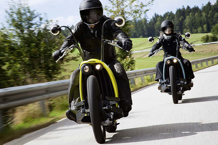 Xe môtô JoHammer J1 - hay còn gọi với cái tên "bọ cánh cứng" chạy điện giá 600 triệu. Đây là sản phẩm của công ty Johann Hammerschmid tại Ý. Mẫu xe này sẽ đem đến cho người sử dụng một trải nghiệm như đang cưỡi một chú côn trùng to lớn lướt đi như bay trên đường.