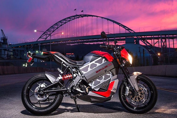 Victory Empulse TT: siêu naked-bike chạy điện hiệu năng cao. Empulse là bước cải tiến so với dòng Empulse R trước đây của Brando, nhưng thiết kế naked bike đặc trưng của chiếc xe vẫn được giữ nguyên. "Trái tim" của xe là mô-tơ điện với công suất 54 mã lực cùng mô-men xoắn cực đại lên tới 82 Nm, gúp xe đạt tốc độ tối đa 160 km/h.