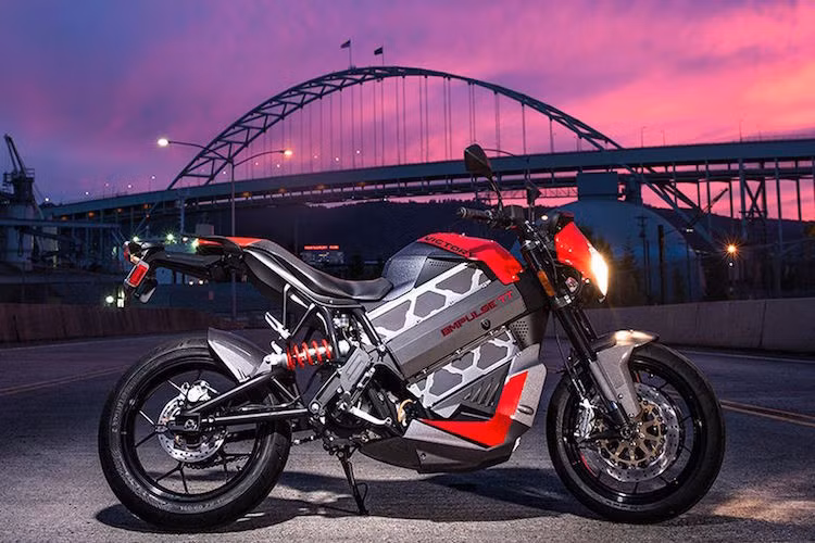 Victory Empulse TT: siêu naked-bike chạy điện hiệu năng cao. Empulse là bước cải tiến so với dòng Empulse R trước đây của Brando, nhưng thiết kế naked bike đặc trưng của chiếc xe vẫn được giữ nguyên. "Trái tim" của xe là mô-tơ điện với công suất 54 mã lực cùng mô-men xoắn cực đại lên tới 82 Nm, gúp xe đạt tốc độ tối đa 160 km/h.