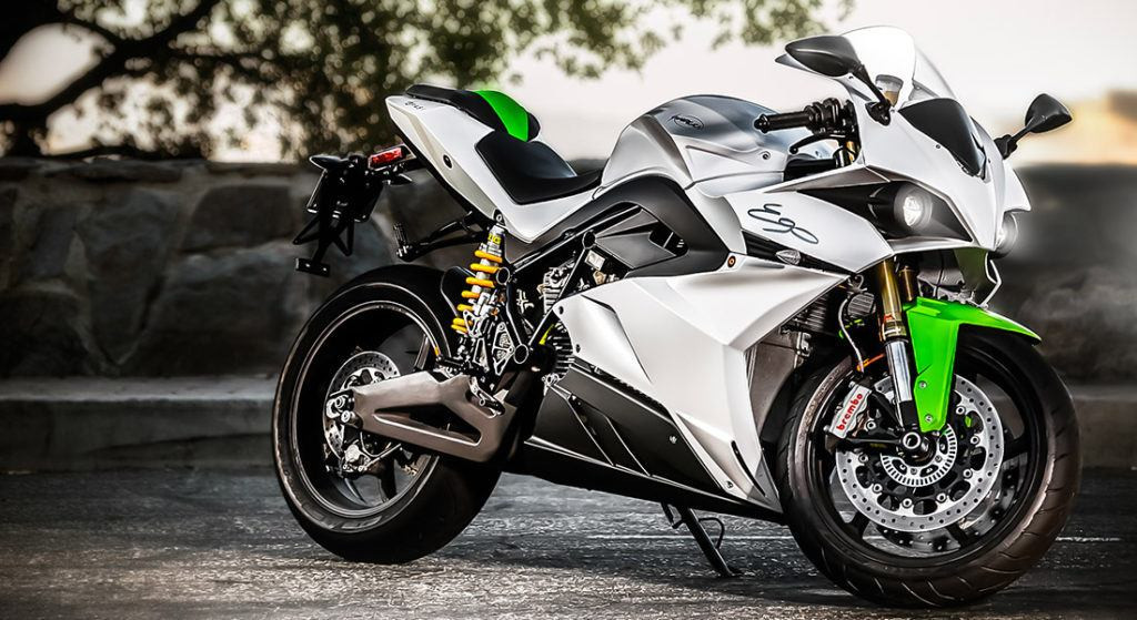 Siêu môtô Energica của Italy sản sinh công suất 136 mã lực và 195 Nm mô-men xoắn. Nó có tốc độ giới hạn 240 km/h và phạm vi hoạt động 150 km. Ego có thể sạc đầy trong 3,5 giờ nhờ bộ sạc cấp 2, nhưng có thể sạc trong 30 phút với bộ sạc nhanh DC. Ego được trang bị màn hình 4.3 inch theo dõi lượng pin, kết nối Bluetooth lên tới 100 m.