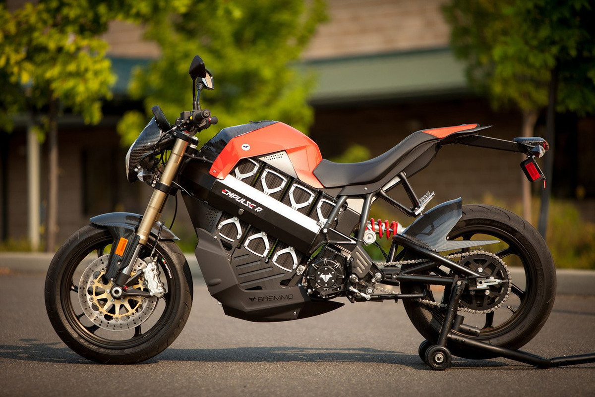 Brammo Empulse R với giá bán dao động từ 12-14 nghìn USD. Mẫu xe môtô điện mới này có thể đạt vận tốc tối đa lên đến 110 mph (177,028 km/h) và bứt tốc từ 0 – 100 km/h trong dưới 5 giây.