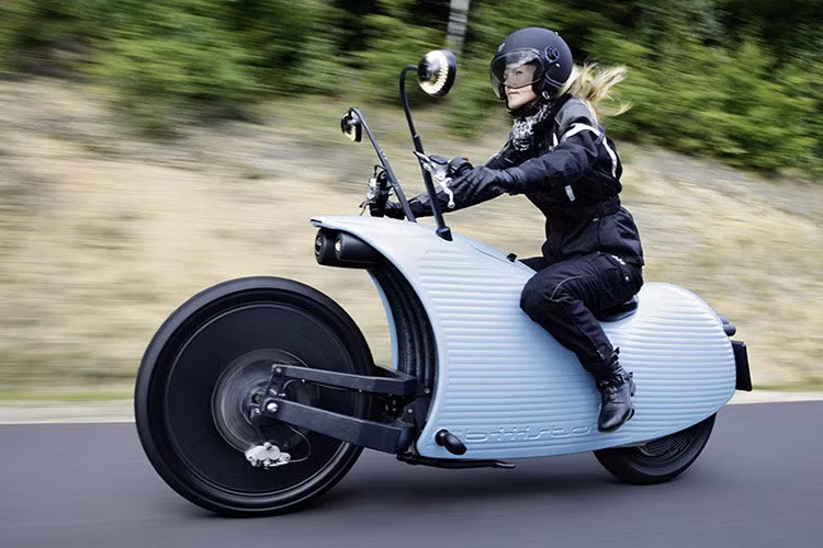 Xe được phân phối với hai phiên bản động cơ, loại J1.150 có khả năng vận hành 150 km sau một lần sạc đầy khoảng 2 giờ 20 phút, còn loại J1.200 thì có thể di chuyển được quảng đường 200 km sau 3 giờ 20 phút sạc. Với loại cáp công nghiệp, thời gian trên có thể giảm xuống 80 phút.