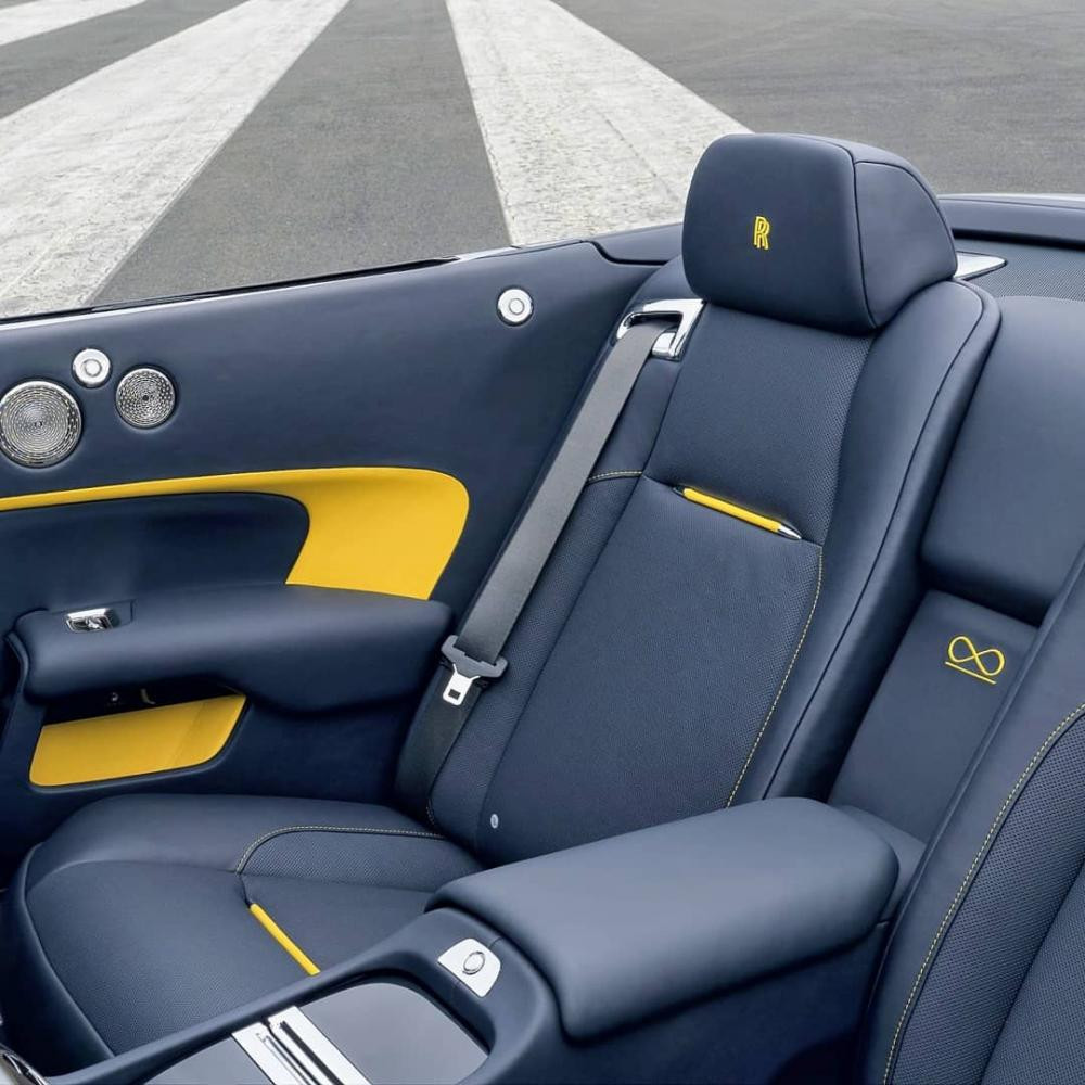 Trong khi đó, màu xanh được áp dụng cho ghế, mặt táp-lô, mái vòm trên bảng đồng hồ và cụm điều khiển trung tâm.