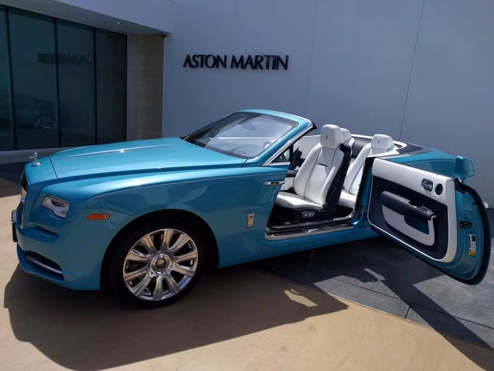 Được biết, trước đây gia đình ông Sloss đã từng sở hữu một chiếc Rolls-Royce Dawn. Chiếc xe này do vợ ông Sloss, bà Christine, sử dụng để đi lại hàng ngày và đã chạy hết quãng đường khoảng 21.000 km.