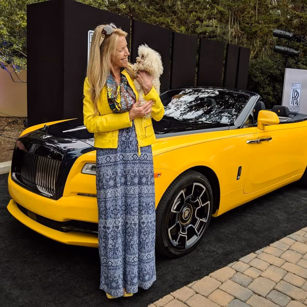 Mới đây, trong lễ hội Pebble Beach 2018 diễn ra tại bang California, Mỹ vợ chồng ông Sloss, phó chủ tịch Google đã khiến ai ai cũng choáng váng khi quyết định mua thêm chiếc xe sang Rolls-Royce Dawn Black Badge hàng thửa bổ sung vào bộ sưu tập xe đắt tiền của mình.