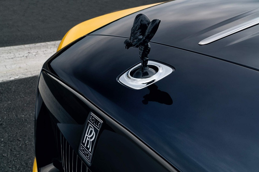 Được biết màu vàng trên chiếc Dawn Black Badge được hãng siêu xe sang Rolls-Royce gọi bằng cái tên Superflare, tương phản với màu xanh thẫm Pikes Peak Blue.