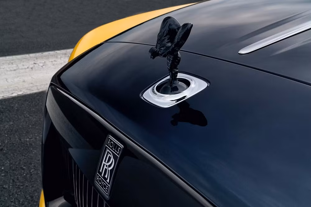 Được biết màu vàng trên chiếc Dawn Black Badge được hãng siêu xe sang Rolls-Royce gọi bằng cái tên Superflare, tương phản với màu xanh thẫm Pikes Peak Blue.