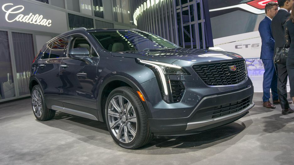Được biết, tại thị trường Mỹ, SUV Cadillac XT4 mới có 3 phiên bản khác nhau. Mỗi phiên bản lại đi kèm thiết kế riêng từ trong ra ngoài đó là bản tiêu chuẩn Luxury; cao cấp hơn là bản Premium Luxury và bản Sport với nhiều đặc điểm riêng hơn cả, bao gồm những chi tiết ngoại thất màu đen bóng, đèn hậu riêng biệt và bộ vành hợp kim 18 inch.