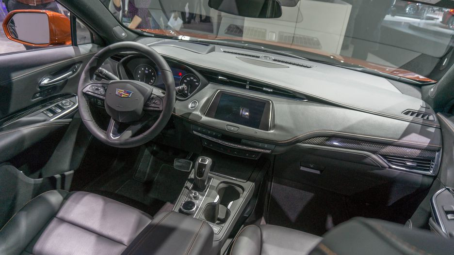 Cadillac XT4 2019 được trang bị không gian nội thất theo phong cách sang trọng và cao cấp. Xe có những điểm nhấn nội thất như hệ thống lọc khí, sạc điện thoại không dây và núm xoay mới để chỉnh hệ thống thông tin giải trí Cadillac User Experience (CUE).
