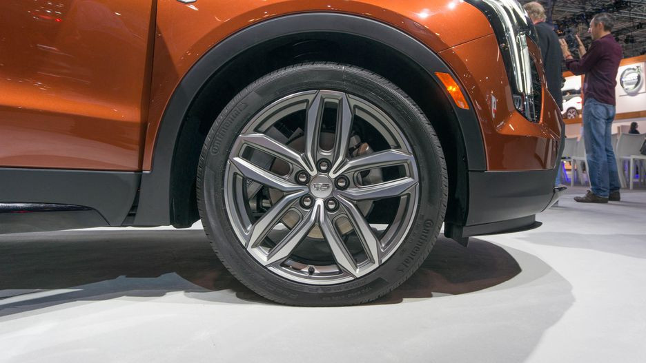 Ở bản tiêu chuẩn Luxury, nó được hãng xe sang Cadillac trang bị ngoại thất bằng nhôm và bộ vành hợp kim 18 inch màu bạc sáng.