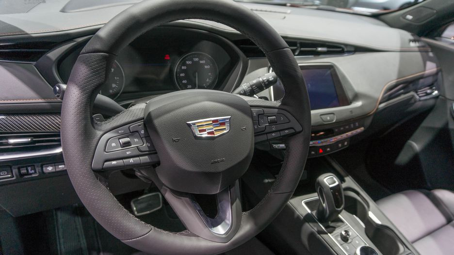 Thêm vào đó là dàn âm thanh Bose, 4 cổng USB, ổ điện 12 V, camera 360 độ và gương tích hợp camera lùi... vô lăng của xe được bọc da với 3 chấu đi kèm các nút bấm đa phương tiện khác.