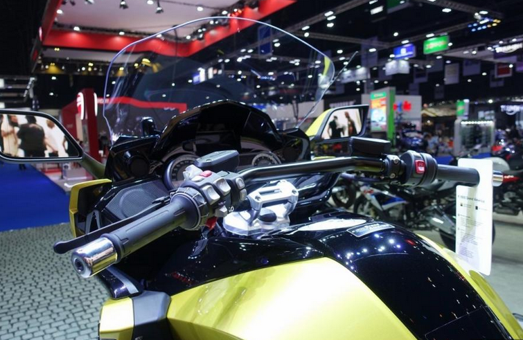 Trên bình xăng còn được đánh dấu bằng huy hiệu K1600 Grand America.