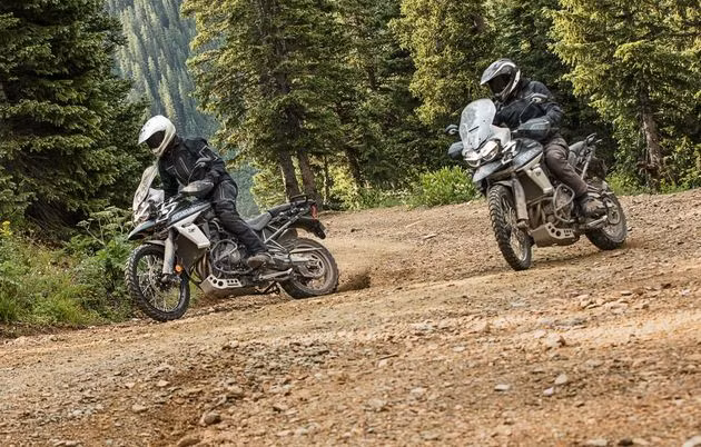 Giá bán Triumph Tiger 800 tại thị trường Malaysia cho bản XR tiêu chuẩn ở mức 56.900 RM (330 triệu), XRx / XRx Low ở mức 69.900 (406 triệu), XRt ở mức 77.900 RM (452 triệu), XCx ở mức 74,900 RM (435 triệu) và Top-of-the-range XCa với giá 81.900 RM (476 triệu đồng). Nguồn ảnh: Peultan.org, bikesrepublic.