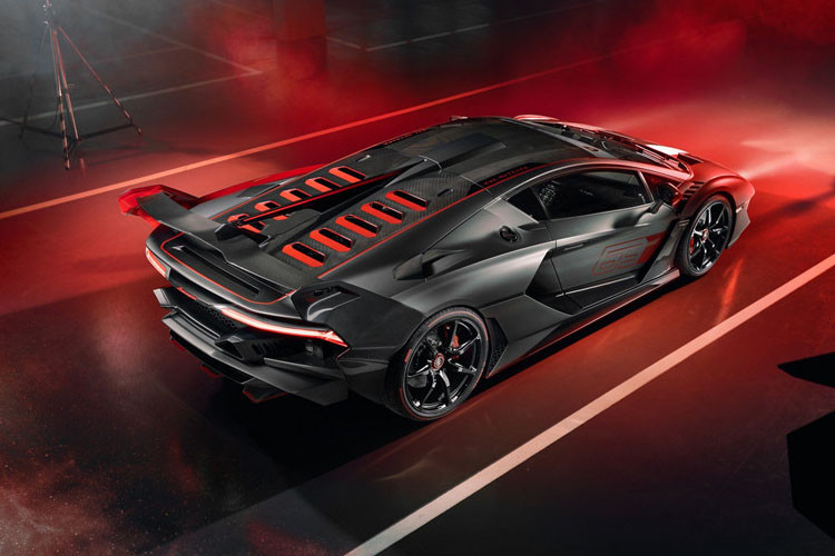 Toàn bộ thân xe được làm bằng carbon màu xám Grigio Daytona kết hợp với các điểm nhấn màu đỏ. Cánh gió cỡ lớn phía sau cũng được làm từ carbon.