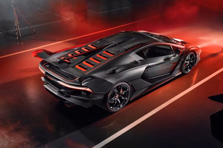 Toàn bộ thân xe được làm bằng carbon màu xám Grigio Daytona kết hợp với các điểm nhấn màu đỏ. Cánh gió cỡ lớn phía sau cũng được làm từ carbon.