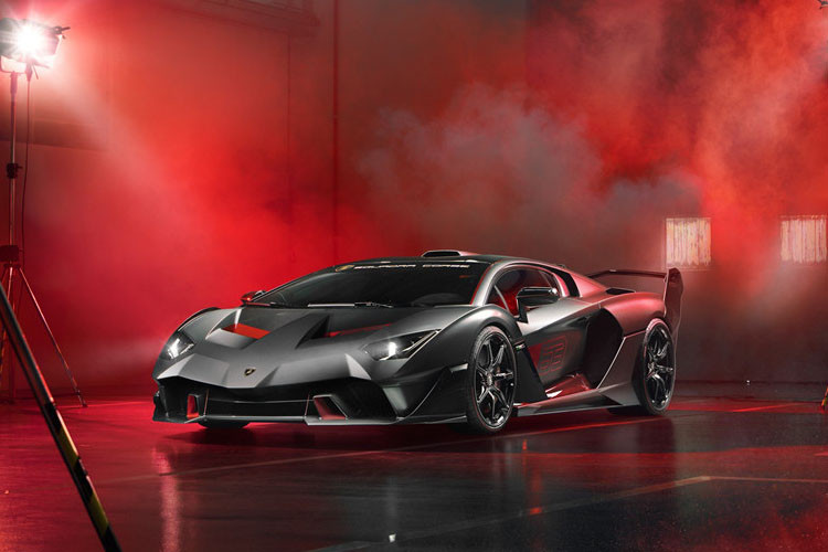 Xe được xây dựng trên nền tảng của siêu xe hiệu suất cao nhất của Lamborghini là chiếc Aventador SVJ. Đặc biệt, dù được phát triển theo phong cách xe đua nhưng SC18 vẫn có thể hợp pháp trên đường công cộng.