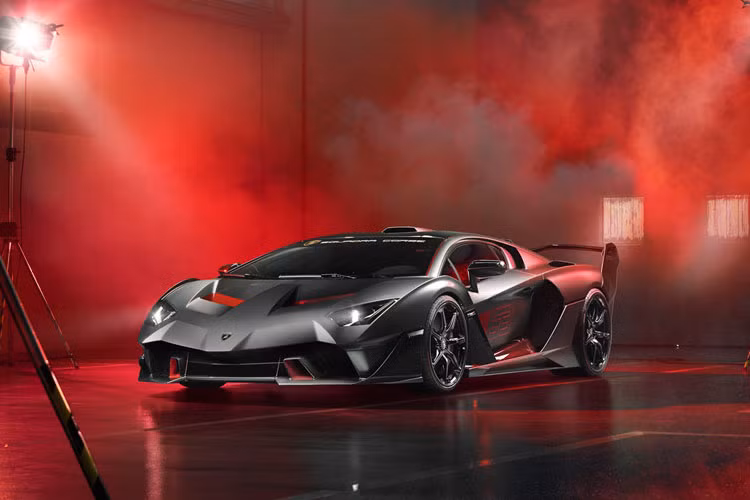 Xe được xây dựng trên nền tảng của siêu xe hiệu suất cao nhất của Lamborghini là chiếc Aventador SVJ. Đặc biệt, dù được phát triển theo phong cách xe đua nhưng SC18 vẫn có thể hợp pháp trên đường công cộng.