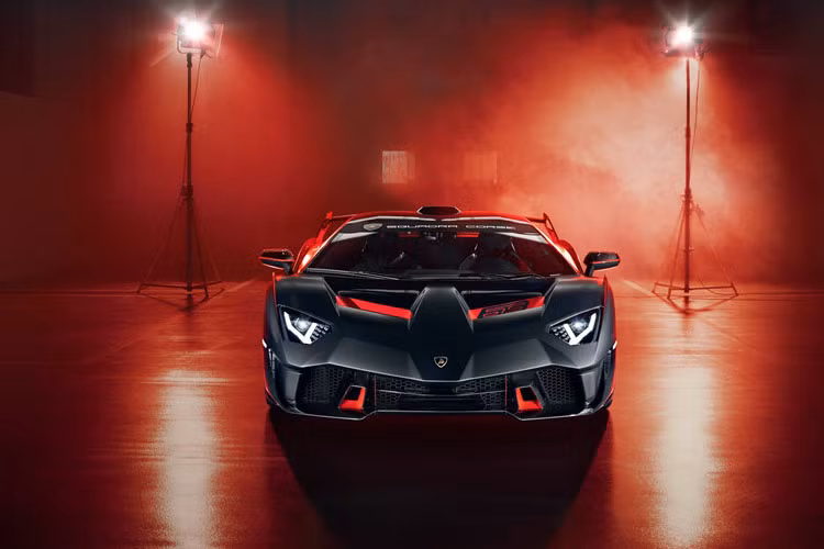 Theo tiết lộ từ hãng sản xuất, siêu xe Lamborghini SC18 được thiết kế, phát triển hoàn toàn bởi bộ phận xe đua Lamborghini Squadra Corse vì chủ nhân của xe muốn siêu phẩm này sở hữu những công nghệ hàng đầu trên xe đua.