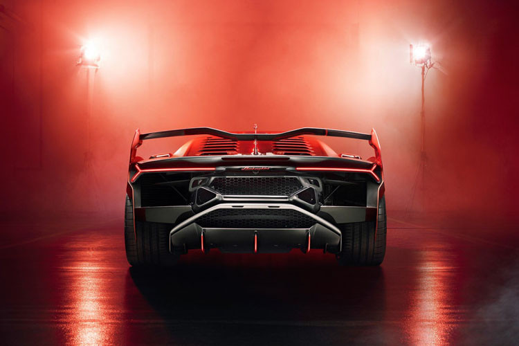 Hệ động lực của SC18 được chia sẻ từ Aventador SVJ với động cơ nạp khí tự nhiên V12 6.5L sản sinh công suất 770 mã lực tại 8.500 vòng/phút và mô-men xoắn cực đại 720 Nm tại 6.750 vòng/phút. Xe được trang bị hộp số thể thao 7 cấp ISR.