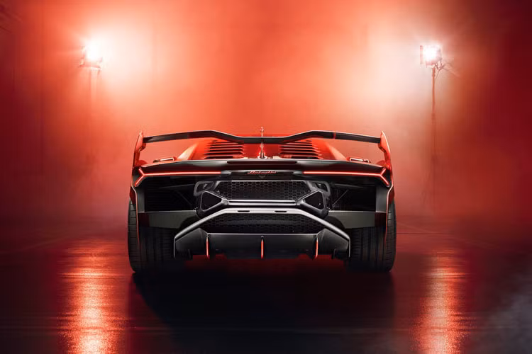 Hệ động lực của SC18 được chia sẻ từ Aventador SVJ với động cơ nạp khí tự nhiên V12 6.5L sản sinh công suất 770 mã lực tại 8.500 vòng/phút và mô-men xoắn cực đại 720 Nm tại 6.750 vòng/phút. Xe được trang bị hộp số thể thao 7 cấp ISR.