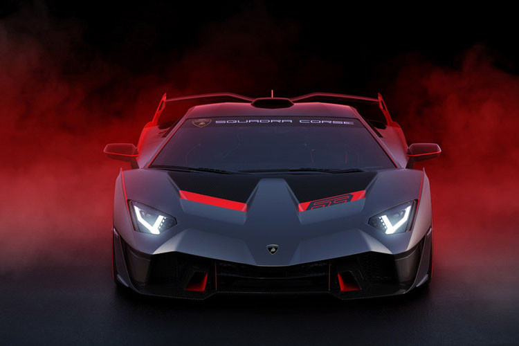 Về thiết kế, phần đầu xe gân guốc gợi đến mẫu Centenario, các lỗ thông gió viền đỏ trên nắp khoang động cơ lấy cảm hứng từ Sesto Elemento. Bộ phận lấy gió tương tự với chiếc xe đua Huracan Super Trofeo EVO.