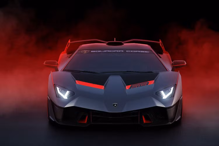 Về thiết kế, phần đầu xe gân guốc gợi đến mẫu Centenario, các lỗ thông gió viền đỏ trên nắp khoang động cơ lấy cảm hứng từ Sesto Elemento. Bộ phận lấy gió tương tự với chiếc xe đua Huracan Super Trofeo EVO.