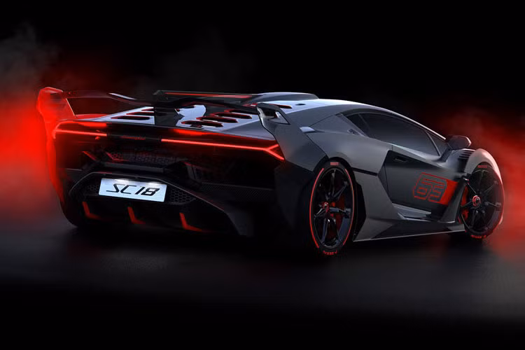 Bộ mâm7 chấu đơn, kích thước 20 inch phía trước và 21 inch ở phía sau. Đi kèm là bộ lốp chuyên dụng Pirelli P Zero Corsa dành cho các mẫu xe hypercar hiệu suất cao.