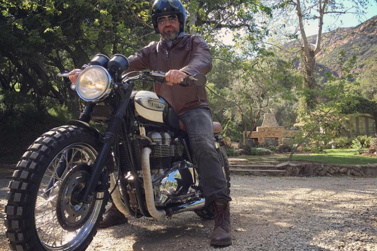 Anh còn có chiếc môtô Triumph Bonneville T100 cực chất.