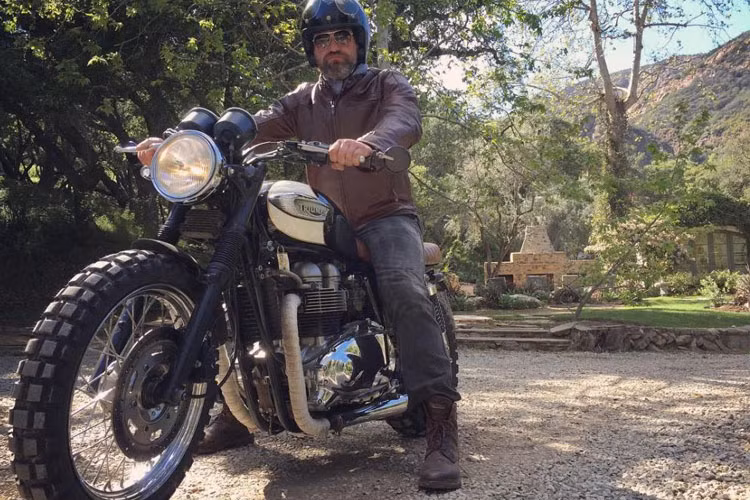 Anh còn có chiếc môtô Triumph Bonneville T100 cực chất.