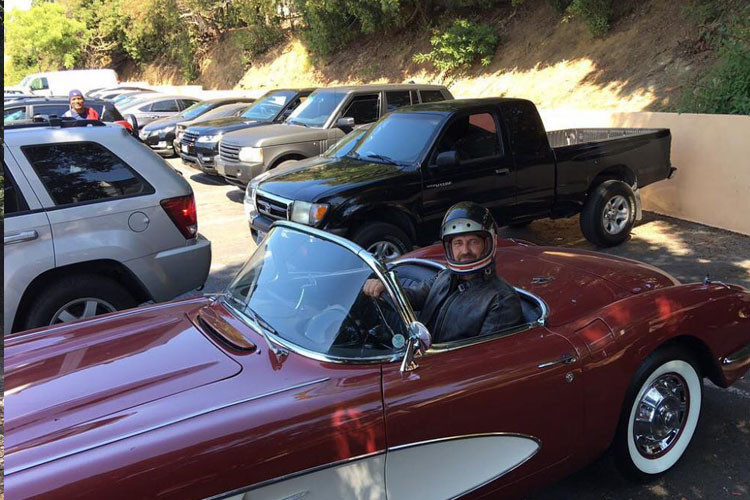 Cùng với chiếc Ford Bronco, Butler còn sở hữu một vài siêu phẩm xế cổ, môtô hàng hiếm đắt tiền. Trong ảnh là Butler đang lái chiếc Chevrolet Corvette mui trần cổ.