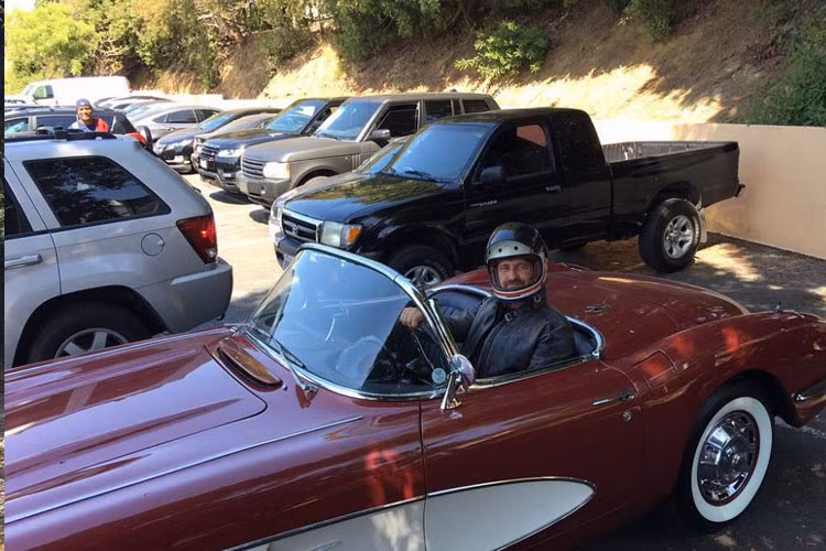 Cùng với chiếc Ford Bronco, Butler còn sở hữu một vài siêu phẩm xế cổ, môtô hàng hiếm đắt tiền. Trong ảnh là Butler đang lái chiếc Chevrolet Corvette mui trần cổ.