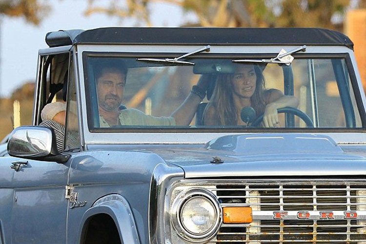 Xe có màu sơn xanh đẹp mắt. Mẫu SUV 2 cửa này được trang bị nhiều loại động cơ khác nhau. Ở đời đầu, Ford Bronco sử dụng động cơ xăng 6 xi-lanh thẳng hàng, dung tích 2,8 lít hoặc V8, dung tích 4,7 lít. Sau này, 2 động cơ kể trên được tăng dung tích lên 3,3 lít và 4,9 lít.