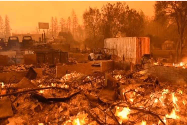 Hiện trường vụ cháy kinh hoàng.