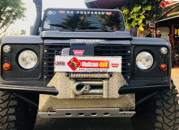 Và... còn nhiều phụ kiện đắt giá khác biến chiếc xe thành cỗ máy offroad thực thụ. Phần đầu xe được chú trọng thay đổi.