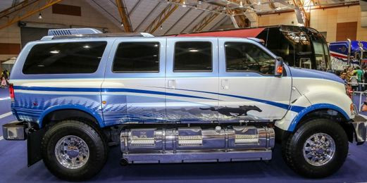 Ford F-650 đặt hàng này được phối 2 màu sơn ngoại thất là xanh dương và trắng rất ấn tượng. Xe sở hữu sở hữu thiết kế cabin kép mở rộng.