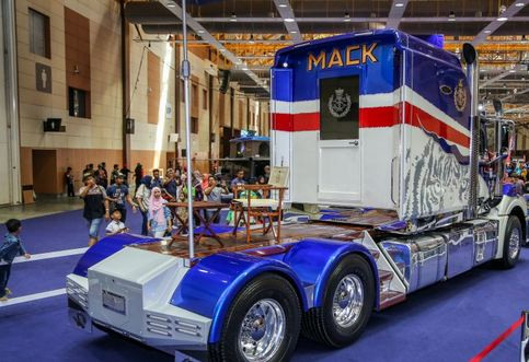 Mack Super-Liner gây chú ý khi đi kèm nhiều chi tiết mạ crôm sáng bóng cùng màu sơn xanh dương, đỏ và trắng theo hiệu kỳ của bang Johor. Xe được trang bị động cơ diesel 6 xi-lanh thẳng hàng, tăng áp, dung tích 16,1 lít, tạo ra công suất tối đa 685 mã lực và mô-men xoắn cực đại 3.150 vòng/phút. Sức mạnh được truyền tới 8 bánh thông qua hộp số tự động mDrive 12 cấp.