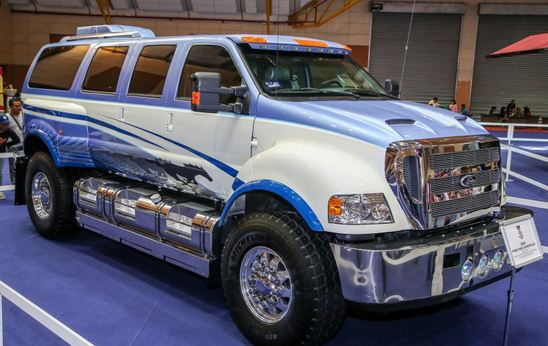  Siêu bán tải Ford F-650 cũng là chiếc xe đặt hàng tương tự như Mack Super-Liner nên về màu ngoại thất có nhiều nét khá tương đồng. Ford F-650 cũng có hàng loạt chi tiết mạ crôm như cản trước/sau, lưới tản nhiệt, bộ vành la-zăng và cả bình nhiên liệu bên sườn.