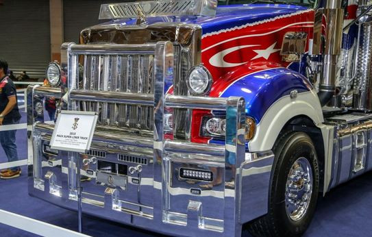 Trong ảnh là chiếc xe đầu kéo Mack Super-Liner màu sắc khá sặc sỡ. Đây là loại xe được đặt hàng riêng và đến 1 năm mới hoàn thành nên dường như chiếc xe đầu kéo này sở hữu thiết kế độc nhất và khó bị đụng hàng.