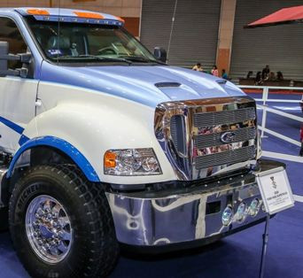 Lưới tản nhiệt mạ crom sáng bóng.