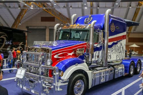 Trong một sự kiện về xe mới nhất ở Malaysia, vị Tiểu vương bang Johor, Ibrahim Ismail đã khiến nhiều người có mặt phải trầm trồ ngạc nhiên vì mang đến bộ đôi ôtô khủng gồm; siêu xe đầu kéo Mack Super-Liner và bán tải Ford F-650 thiết kế siêu độc lạ nhất từng thấy.