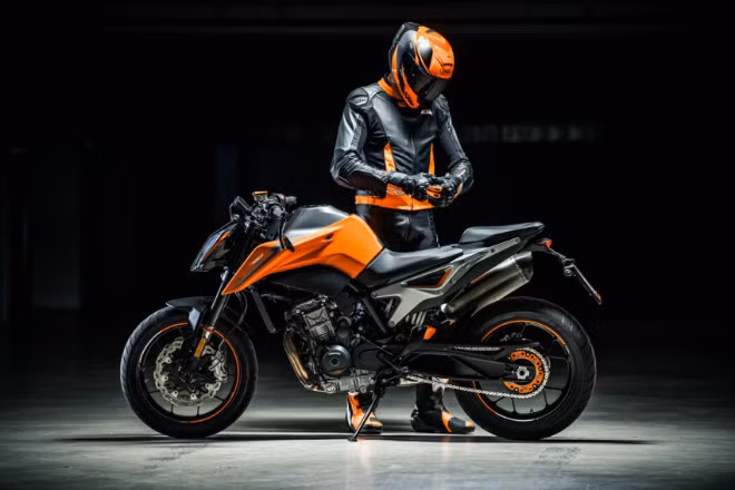 Tuy nhiên, thông tin rò rỉ từ đại lý KTM CA Cycle ở Malaysia, siêu phẩm KTM Duke 790 2018 tại thị trường Malaysia sẽ có giá rất cao khoảng 60.000 RM (347,32 triệu đồng).