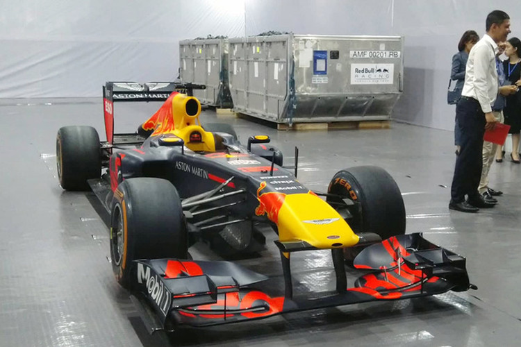 Chiếc xe đua F1 RB7 ra mắt năm 2011 mới đây đã được trưng bày tại Hà Nội. Chương trình trưng bày này được thực hiện nhằm kỷ niệm sự kiện Hà Nội vừa ký hợp tác sẽ đăng cai một chặng của F1 từ năm 2020.