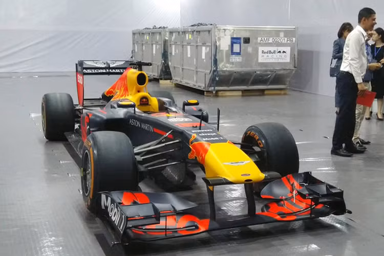 Chiếc xe đua F1 RB7 ra mắt năm 2011 mới đây đã được trưng bày tại Hà Nội. Chương trình trưng bày này được thực hiện nhằm kỷ niệm sự kiện Hà Nội vừa ký hợp tác sẽ đăng cai một chặng của F1 từ năm 2020.